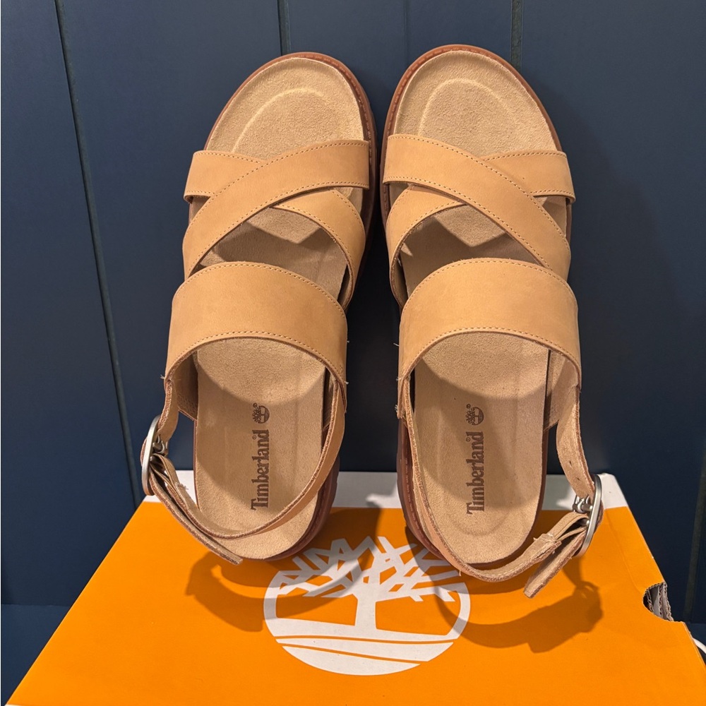 New n’Box Timberland W’s Sz 9.5 Clairemont Way CrsStrap Sandal Med Beige Nubuck - Picture 8 of 9